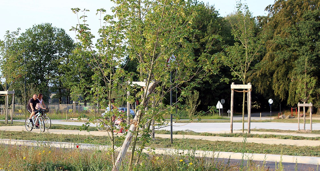famille en vélo sur la nouvelle voie verte urbaine, Janzé